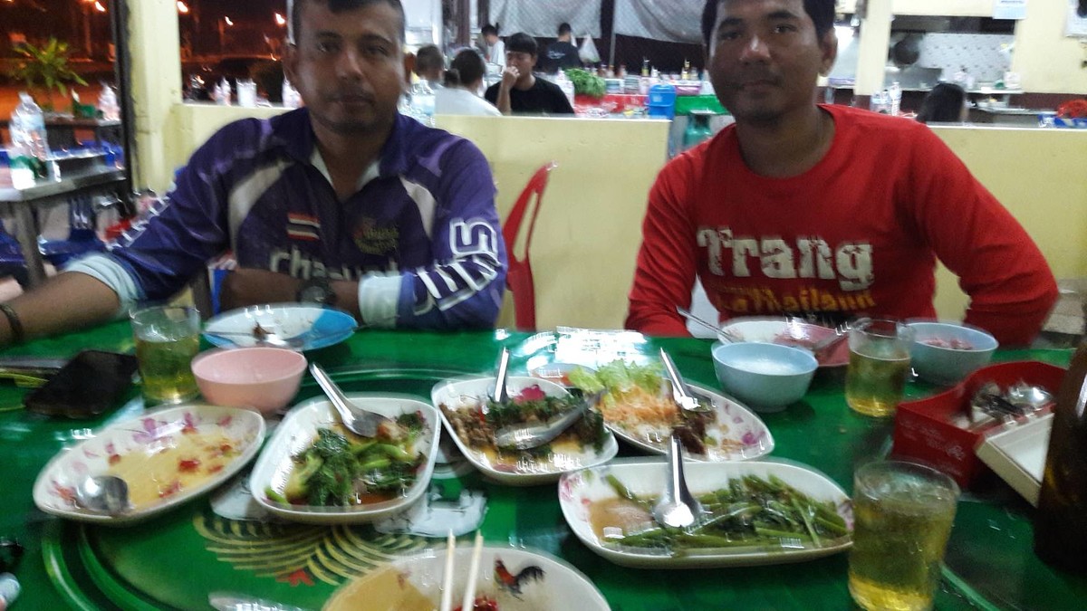 วันกลับ  ก็แวะกินข้าวต้มก่อนกลับ  สนุกสนานกันดีครับ
 :smile: :smile: