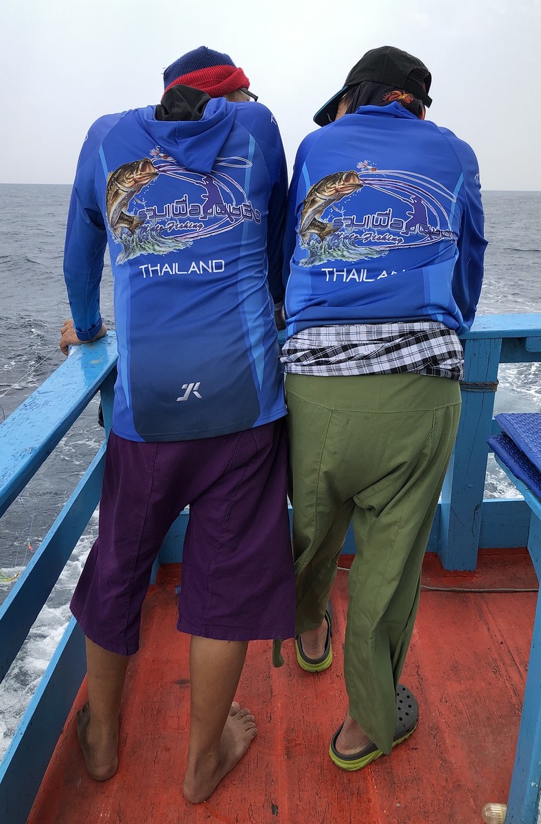 ไม่เจอกันนานมากกับพี่หน่อย ก็เลยมาหารือกัน2คน คุยยาวๆท้ายเรือ
(กลัวคนอื่นได้ยินว่าคุยไรกัน)
บังเอิ