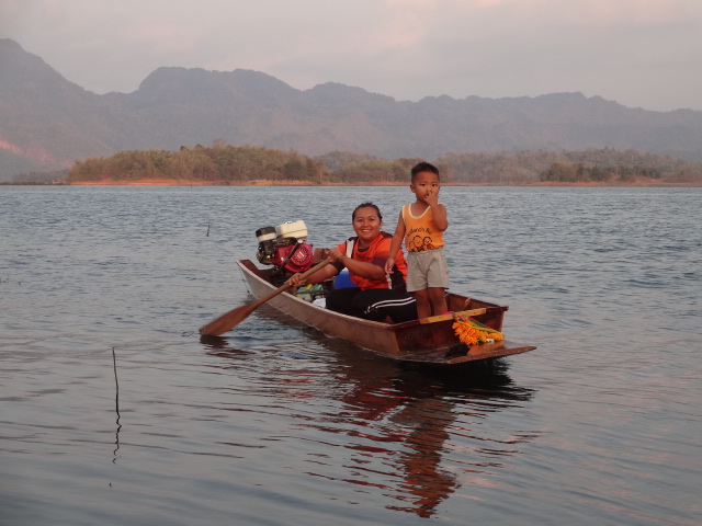  [b]แฟนพี่ช้างมาครับ ลูกแกด้วย น่ารักมากทั้งคู่กับ กันเองดี ผมชอบ[/b] :cheer: