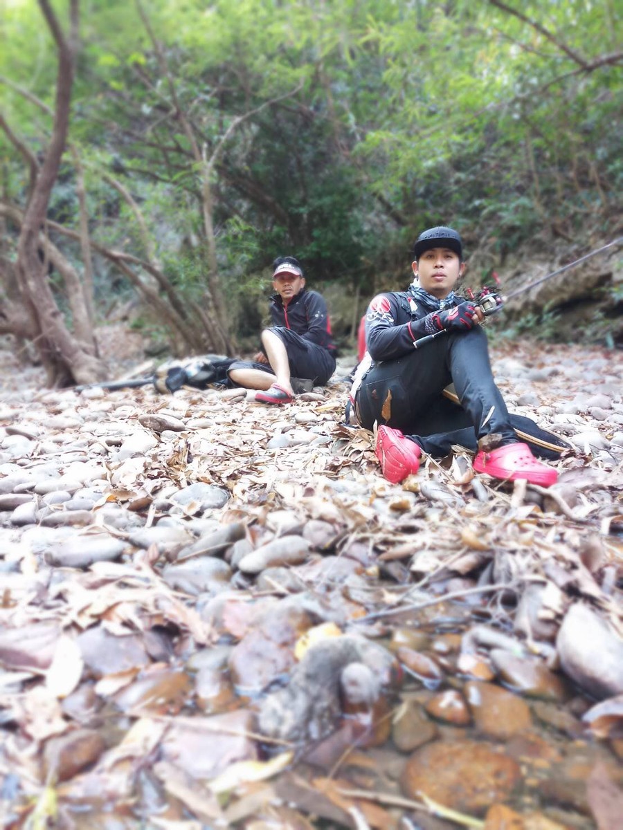 สุดท้าย ที่ขาดไม่ได้ พี่เอฟ  พาเข้าหมายเด็ด
ถึงแม้ ปลาจะโดนคนเจ้าถิ่น ทั้งดำยิง และ ล้อมจับ  ......