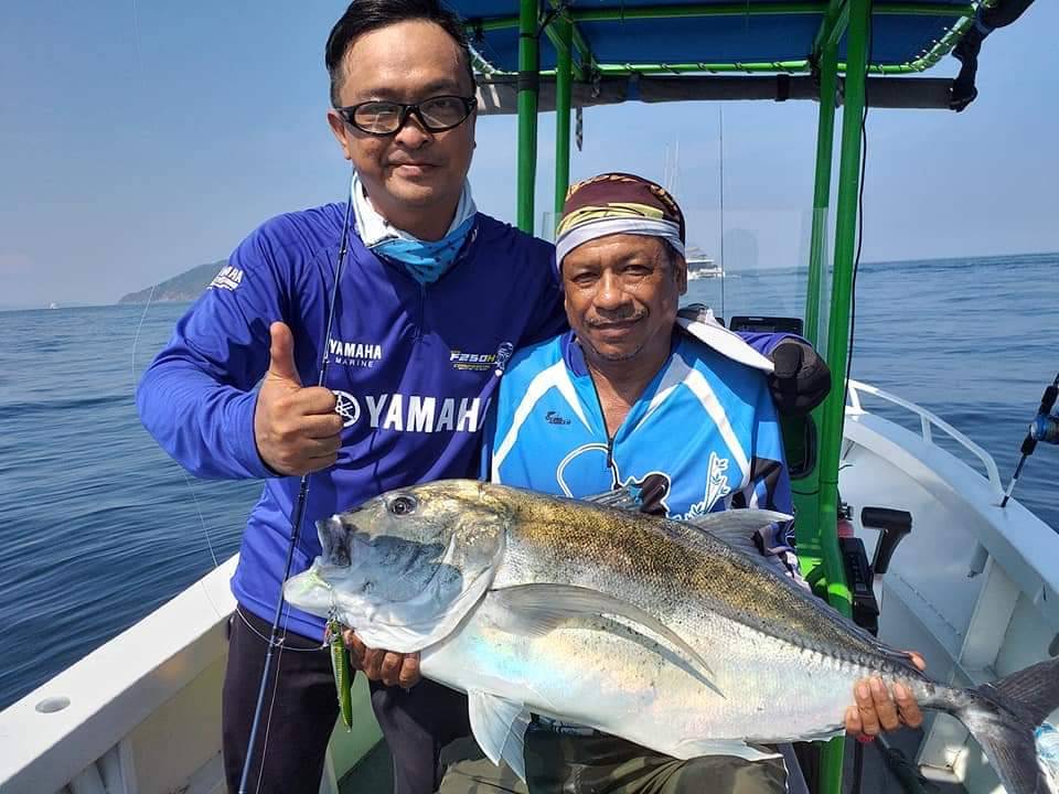 สุดท้ายโกยา เจ้าของเรือคันหยกวิทยุชวนให้ผมวิ่งตามมาที่หมายทางข้าม ซึ่งอยู่ระหว่างเกาะราชาใหญ่ และเกา