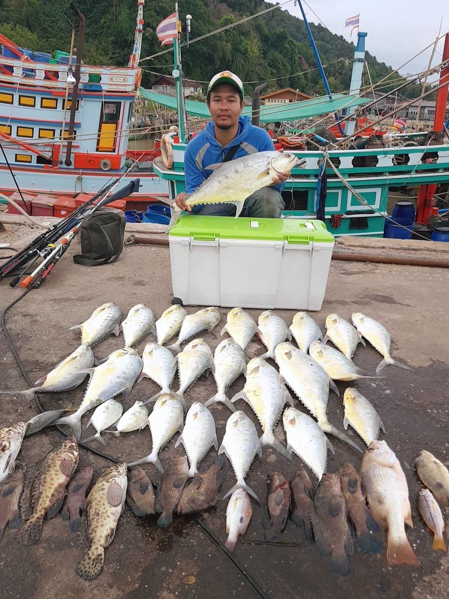 



บนเรือไม่ได้ถ่ายโปรเอเลย เพราะอยู่หัวเรือ ผมอยู่ท้ายเรือครับ เลยขอซักรูปจะๆครับ :cheer: :che