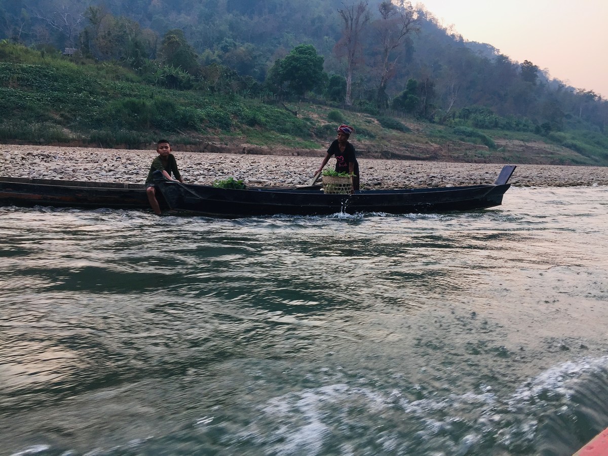 บรรยากาศระหว่างเดินเรือครับ ฝั่งของพม่า
 เดี๋ยวมาเล่าใหม่นะครับ ยังมีอีกเยอะเลยครับ ไปธุระก่อนครับ 