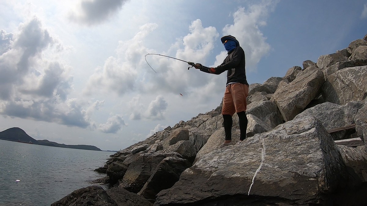ทางหาดกรวดหมึกเงียบไปแล้ว เลยลองเดินมาทางแนวสันเขื่อนดูบ้างครับ