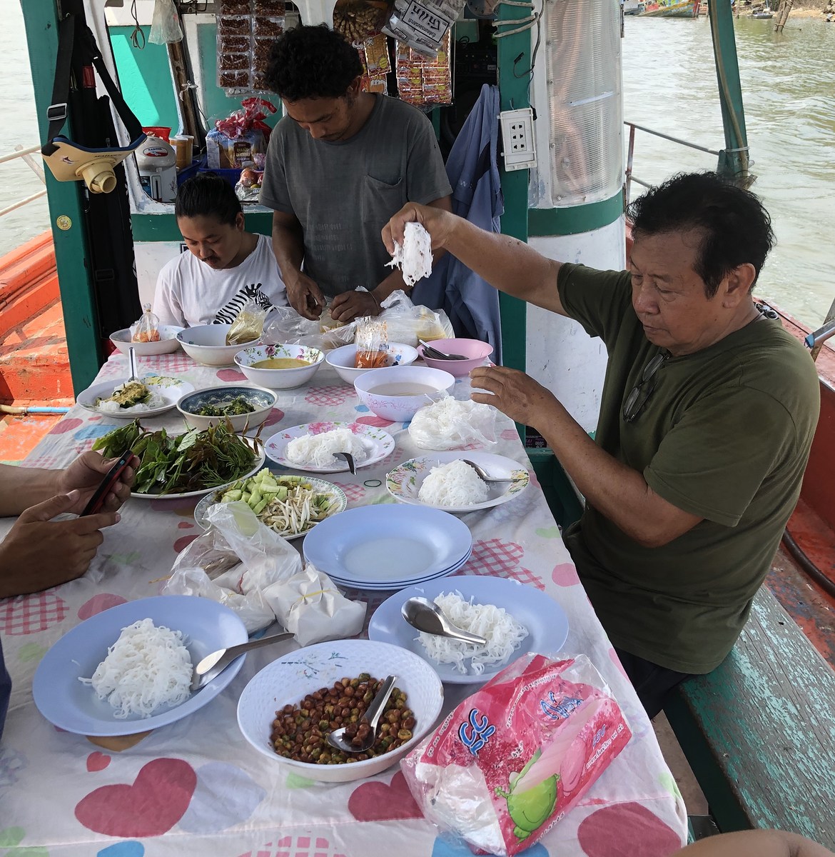 เรือวิ่งออกยังไม่พ้นคลอง อาหารเมื้อแรกบนเรือก็มาเลย
ขนมจีน น้ำยากะทิ +ป่า อร่อยๆ กินกันก่อนแล้วนอนย