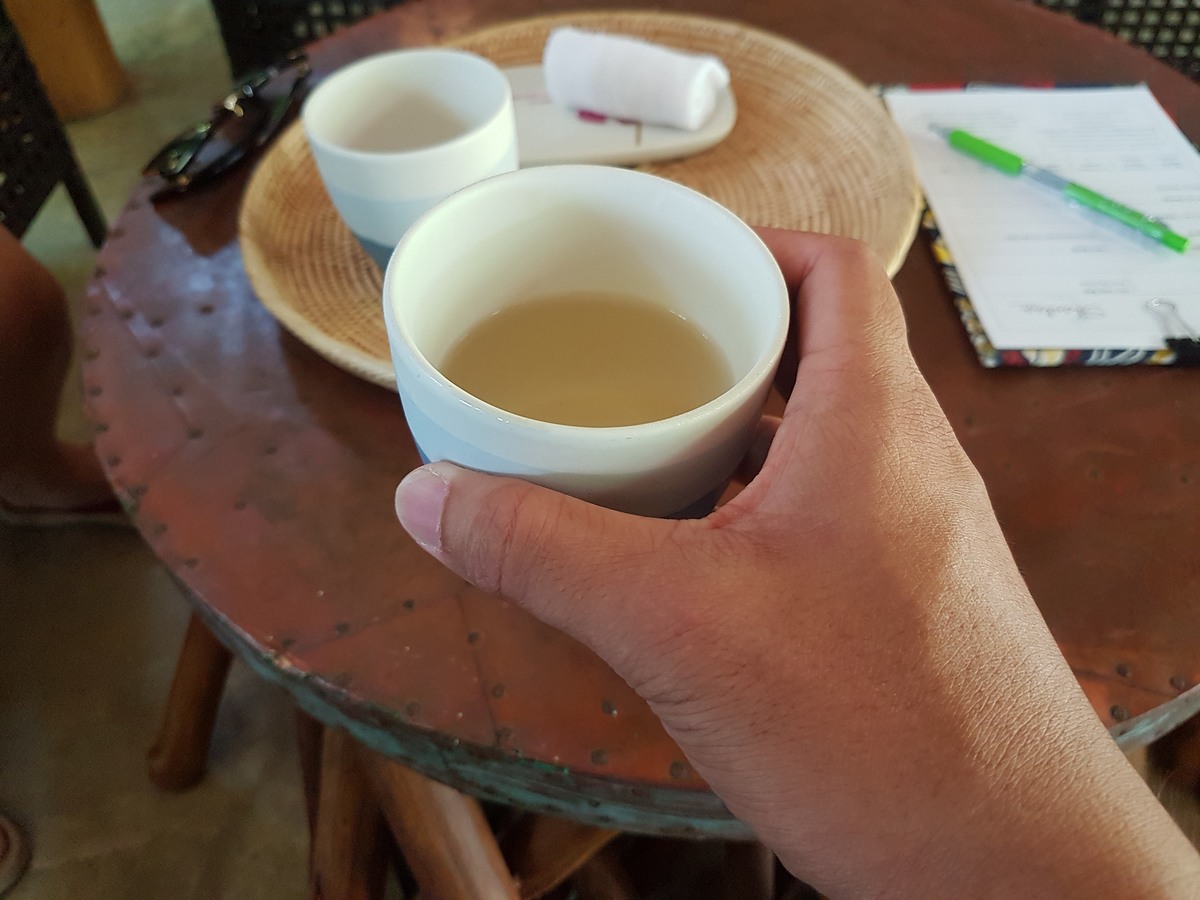 มาถึงที่พักคืนที่สอง ชานตรา รีสอร์ท

วันนี้แดดร้อนมาก welcome drink ของทางรีสอร์ทคือ ชาตะไคร่หอม
