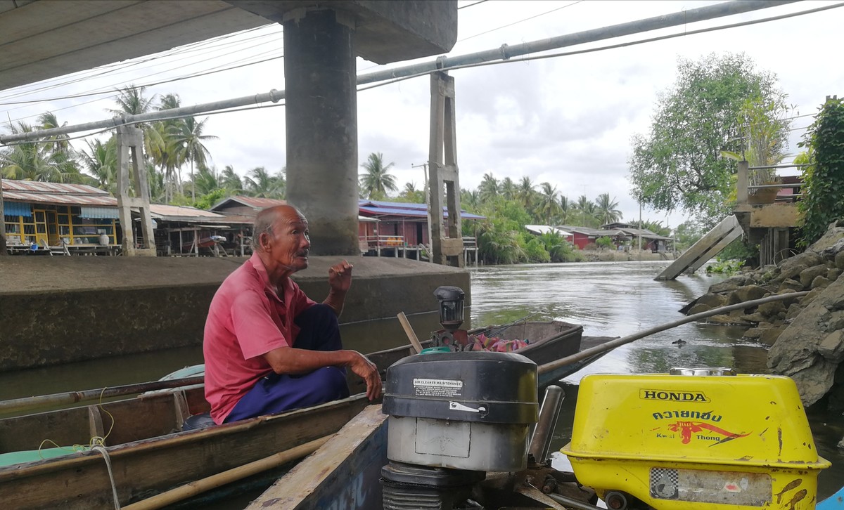 นั่งคุยกับลุงไปมา ก็ทรายว่าลุงเเกตกกุ้งขายมาสี่สิบกว่าปีเเล้ว กินนอน บนเรือ มีเตาเเก้สอันนึง ต้มโน่น