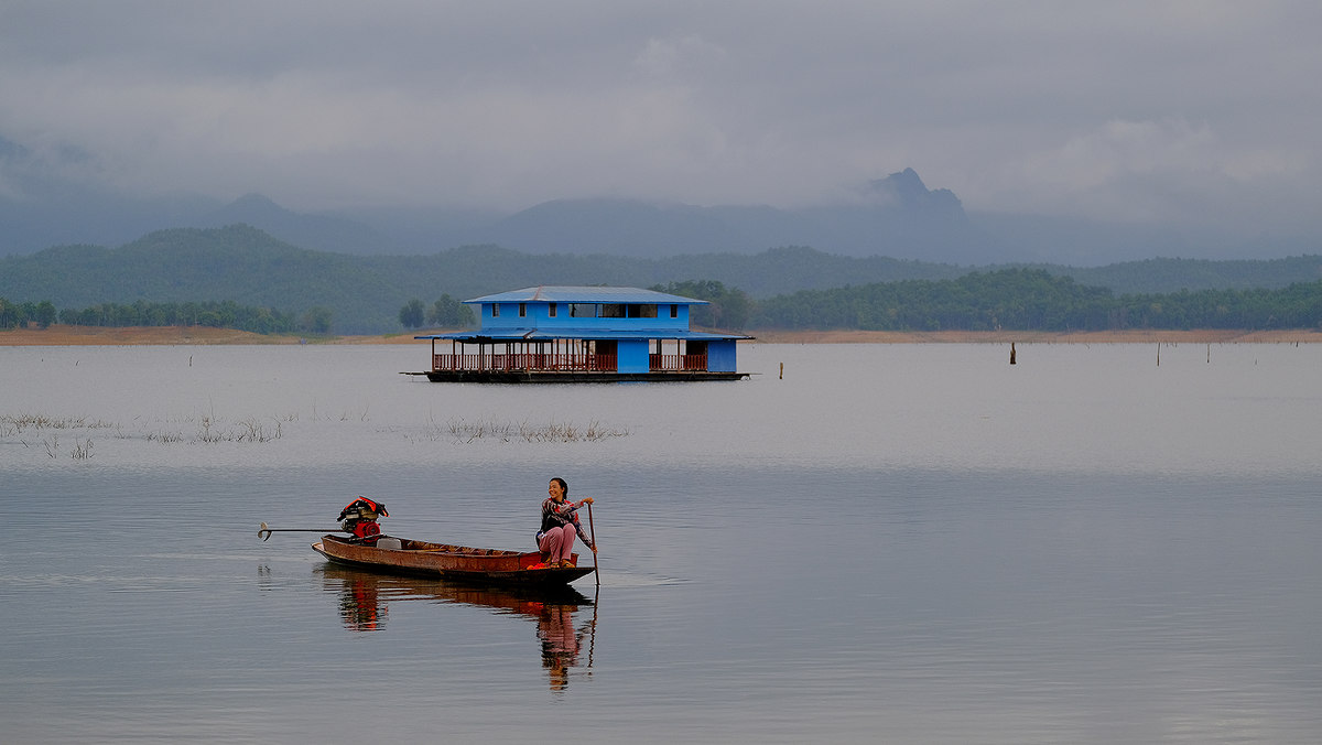 รอสักพัก น้องมินท์ ก็เอาเรือมารับพ