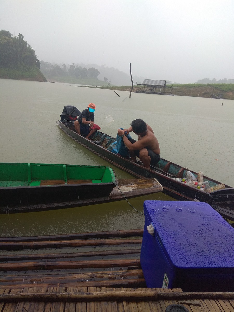 มาถึงแพแล้วครับฝนก็ตกตลอดทั้งวันเลยครับ