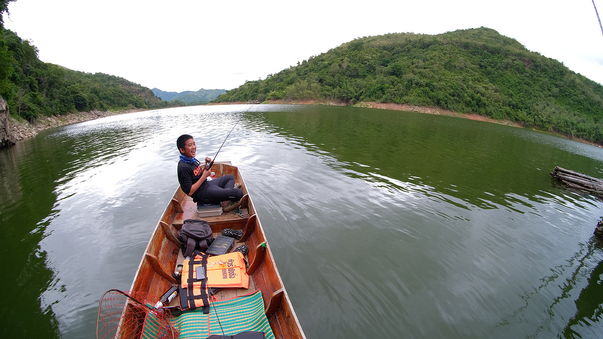 เกือบครึ่งวันแรก  เราเจอเรือนักตกป