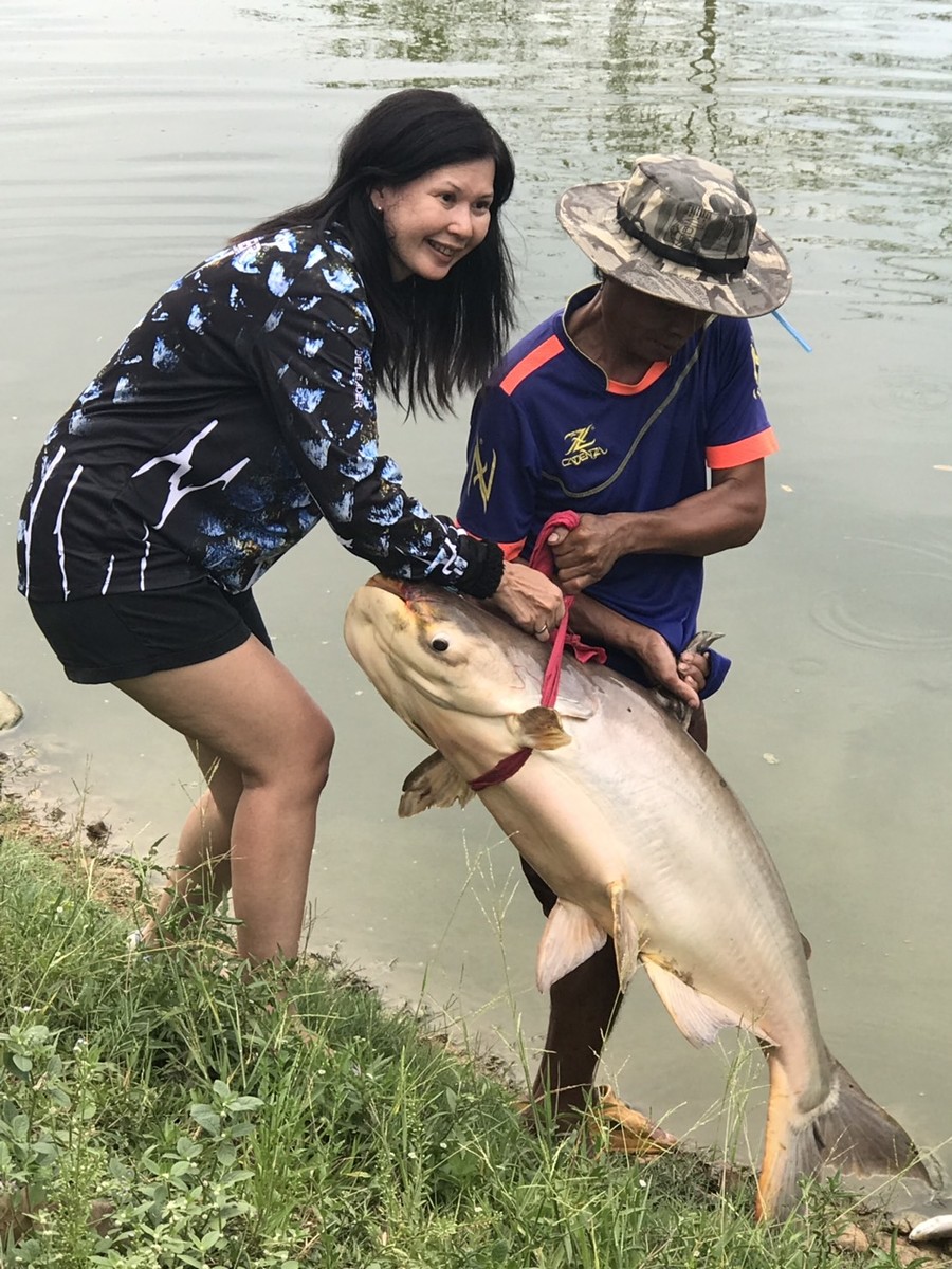 นักตกปลาผู้หญิงชาวมาเลเซียดีใจใหญ่เลย ได้ปลาบึกซะด้วย  :love: :love: