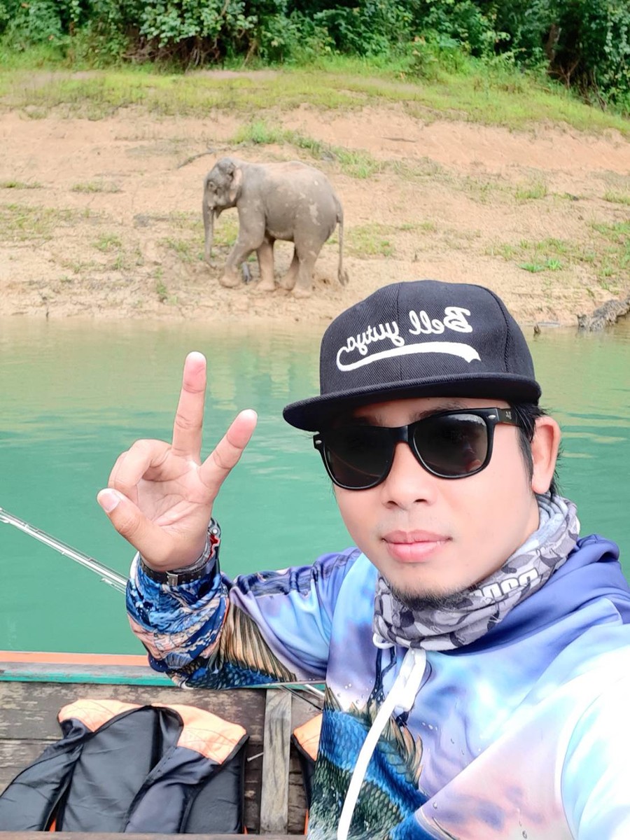 ขอเซลฟีสักภาพนะเธอ......มันมีวิ่งตามเรือ  ด้วยนะ