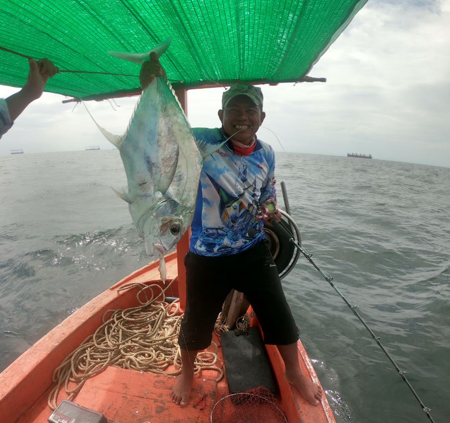 ถึงหมาย ผมจัดการเตรียมสายลอยท้ายเรือ.. แต่วุ่นมาก ทุ่นไม่ไปไหนเลย 
ทั้งๆที่น้ำก็ไหล ลมก็มี 
ไม่ถึง