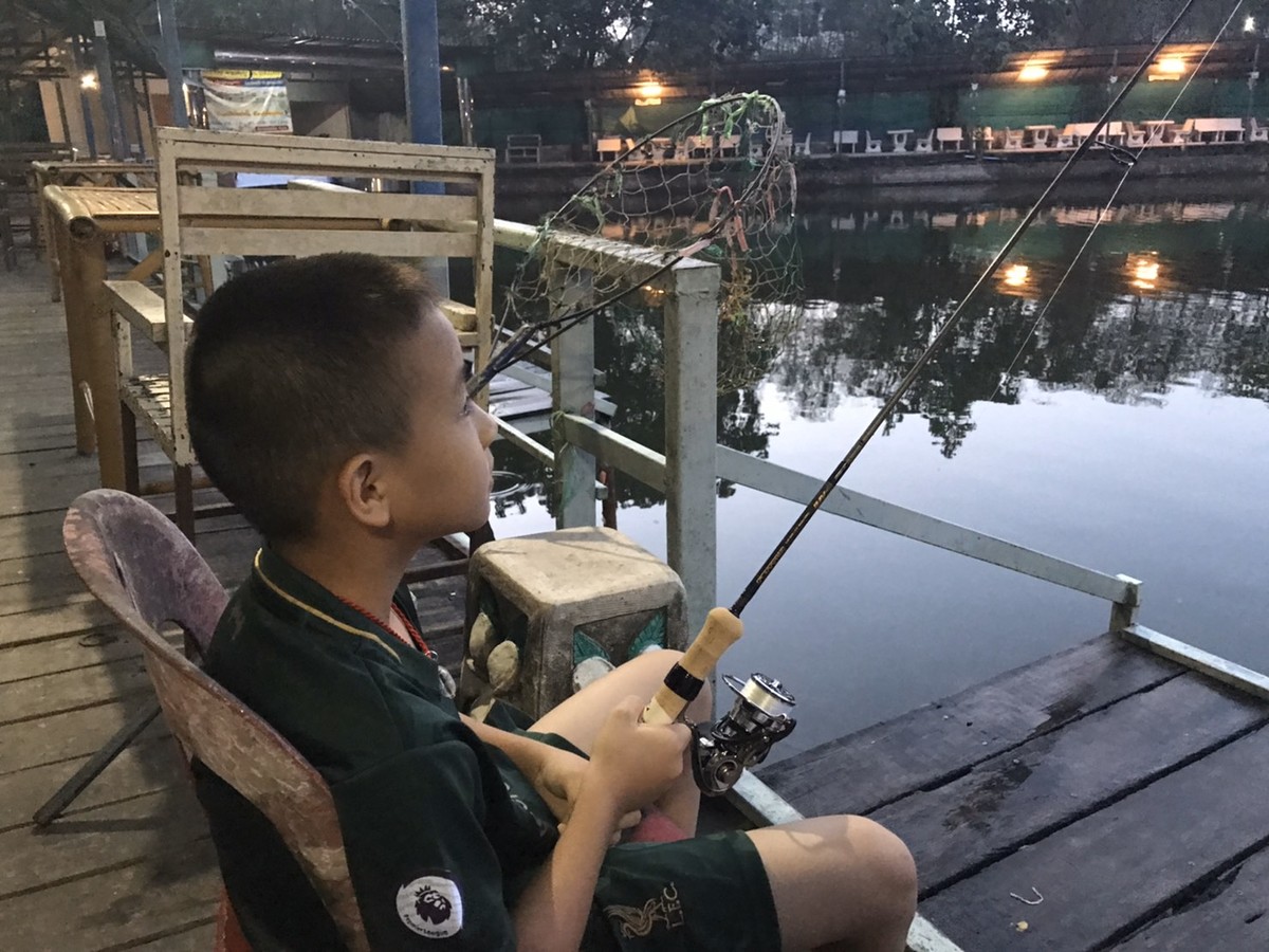 กำลังสอนให้ลูกชาย เรียนรู้เรื่องการตกปลาครับ 