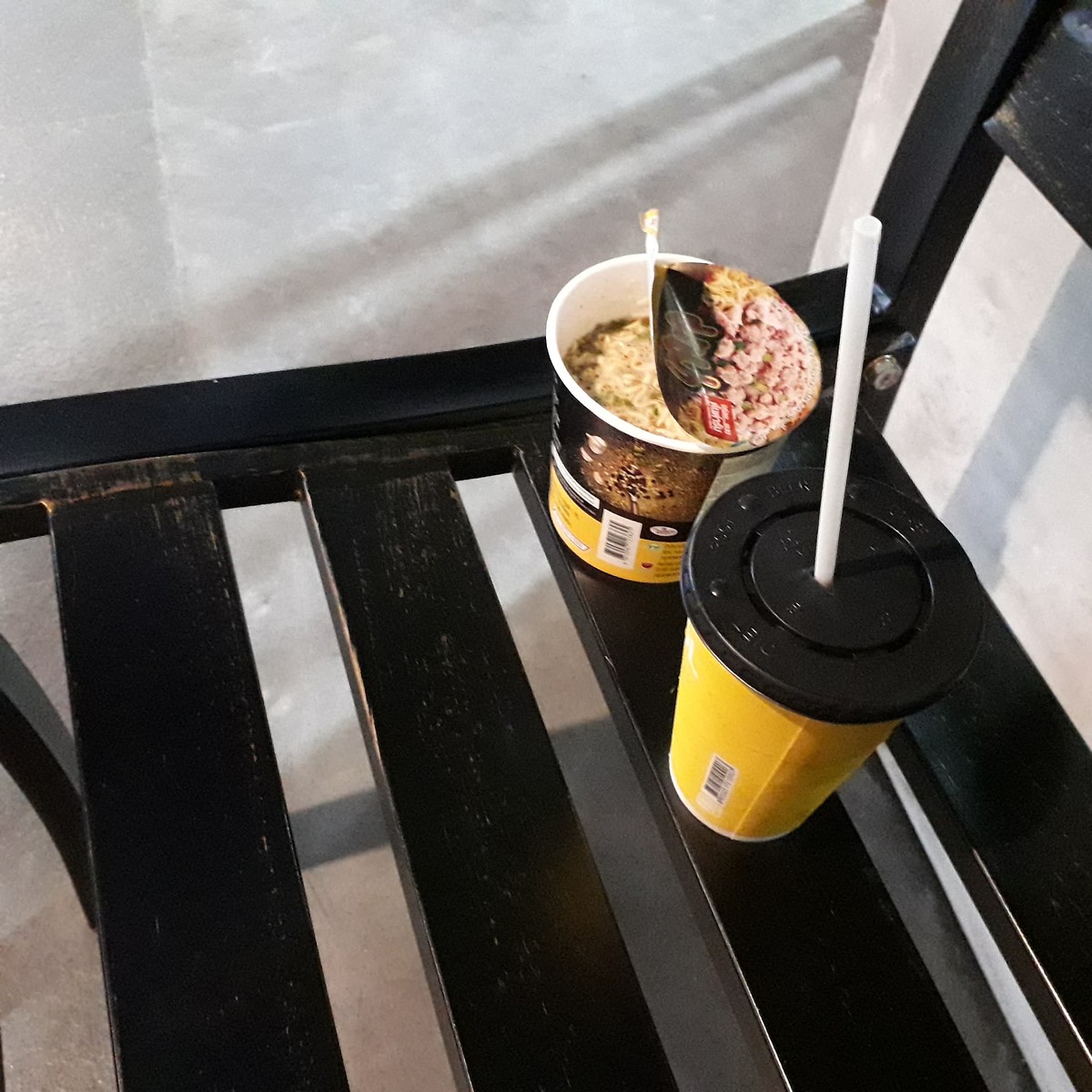 แล้วก็ไป หากาแฟสักแก้วมาม่าสักถ้วย