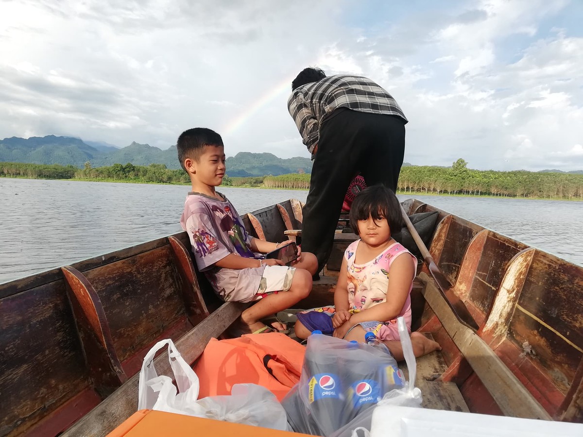 ลูกสาว กับ ลูกชาย ไต๋แอ้วครับ มาส่งทีมงานแม่บ้าน เนื่องจากส่งรูปปลาให้ดูเลยจะมาทำเมนูกันตอนเย็น