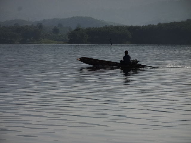  [b]มองเรือชาวบ้านไปพรางครับ[/b] :cheer: :love: