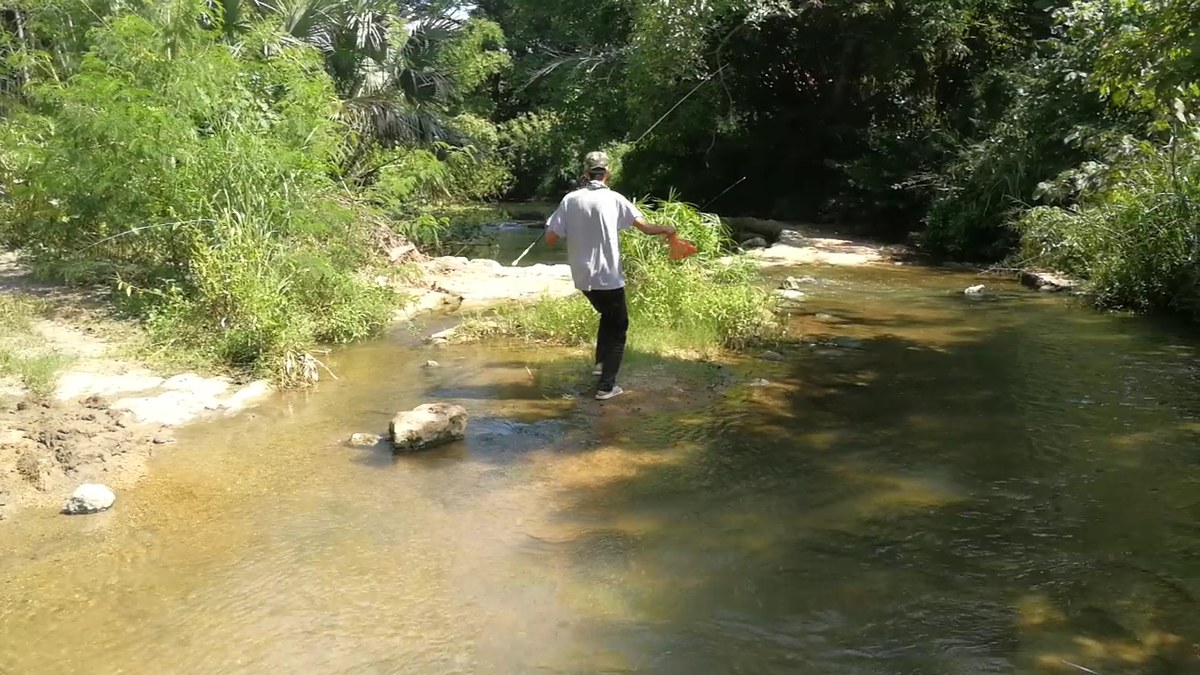 เดินระวังๆครับหินค่อนข้างลื่นครับ