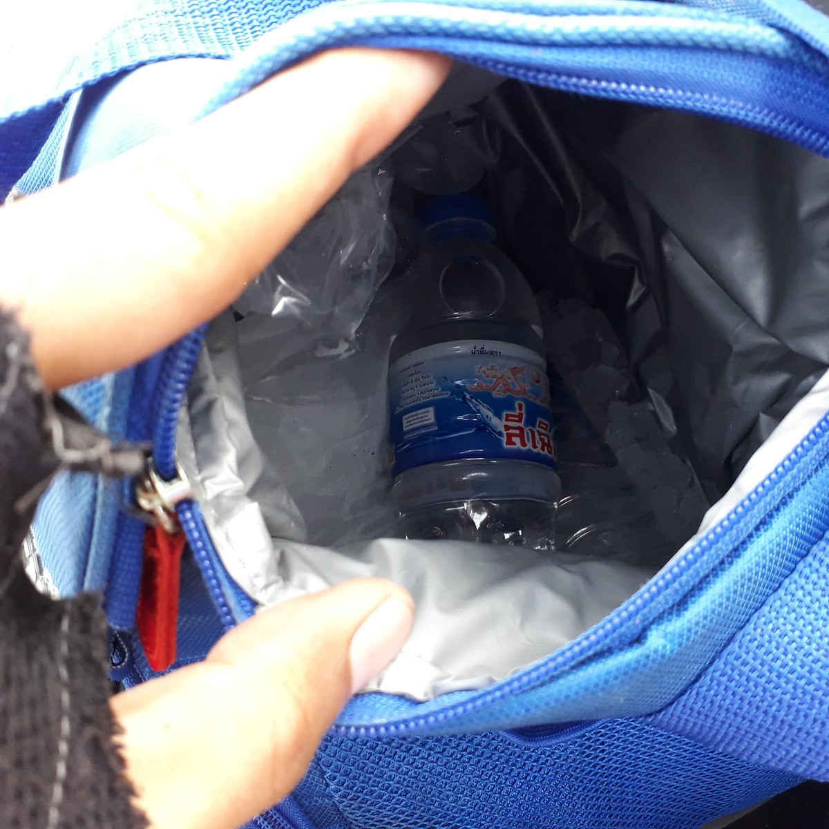 เอาน้ำมาจากบ้าน 2 ขวด..

ไปซื้อแค่น้ำ