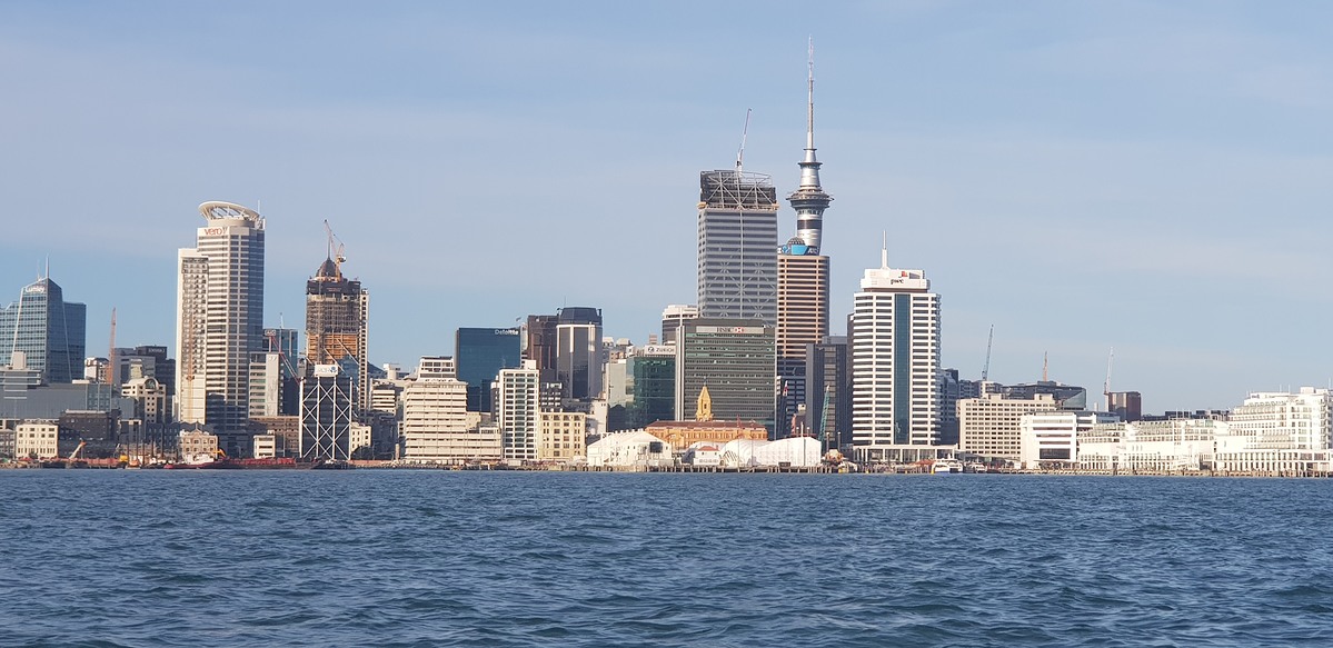 เส้นทางเดินเรือไปเกาะ Rakino ก็จะผ่านเมือง Auckland และจะได้เห็นวิวสวยๆ อย่างนี้นะครับ .. คุ้มจริงๆ 