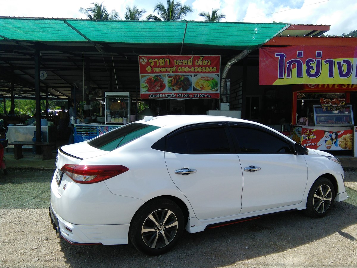 แวะกินข้าวก่อนลงแพ ร้านตรงข้ามปากทางเข้าตลาดทองผาภูมิ ผัดกระเพราหมูกอบอร่อยมาก แวะอุดหนุนป้าแกได้ ร้