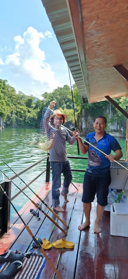 ลงเบ็ดได้ห้านาที ได้เฮ ฝีมือผม เพราะเจ้าของเบ็ดพี่ชิงมัวแต่นั่งกินเบียร์  :laughing: :laughing: :che