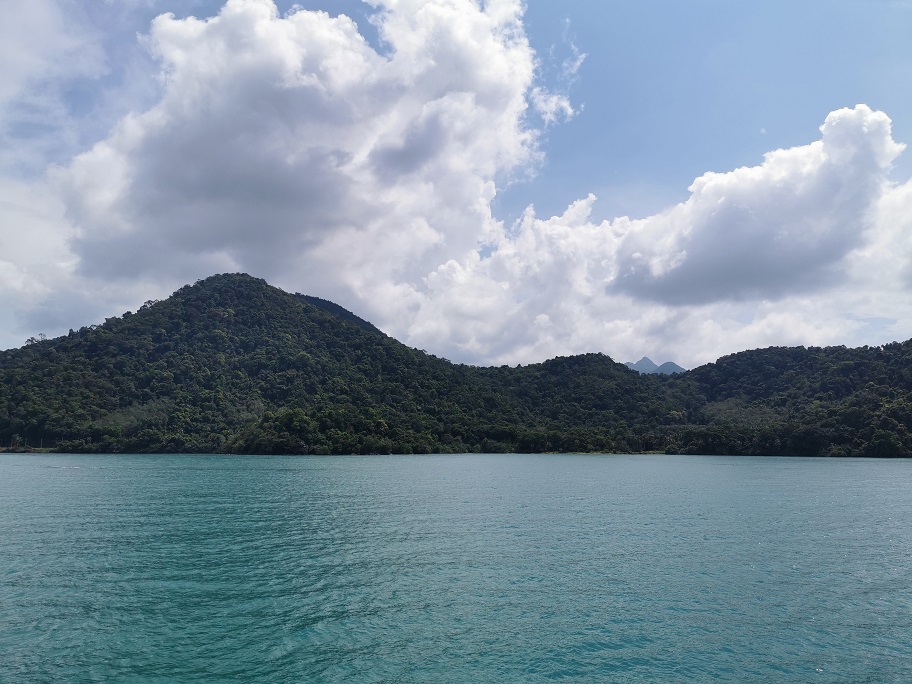 ถึงแล้ว ทะเลตราด นั่งเรือข้ามฟากไปเกาะช้างกัน

ค่านำรถข้ามฟาก รวมคน 5 คน สนนราคาที่ 520 บาท