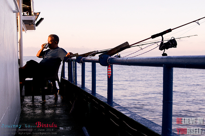 ตัดภาพมาในมุมสบายๆ ยามบ่ายคล้อยที่ท้ายเรือ :cool: