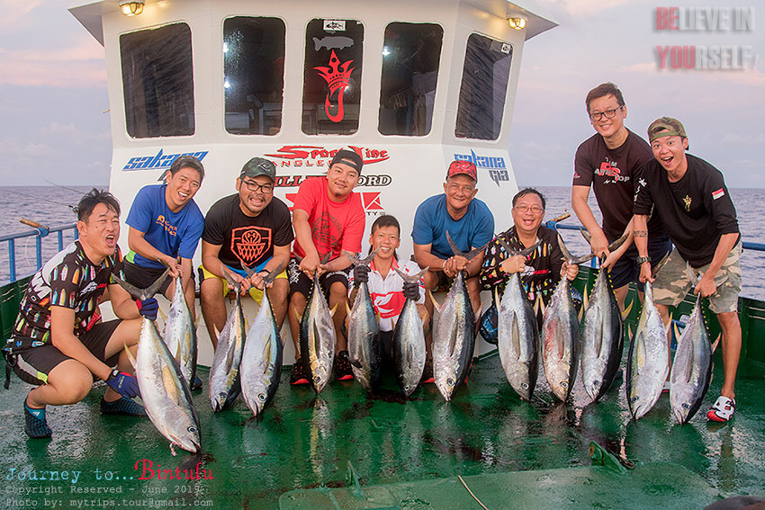 ถ่ายภาพหมู่กับปลา ณ หัวเรือยามเช้า