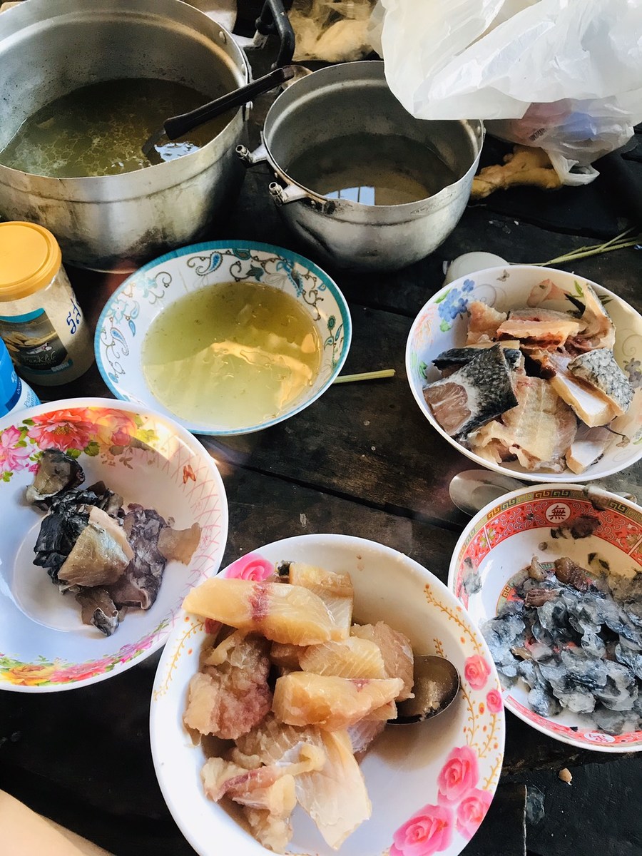 เนื้อเอาลาบ หนังกับเกล็ดทอดเป็นทอป
