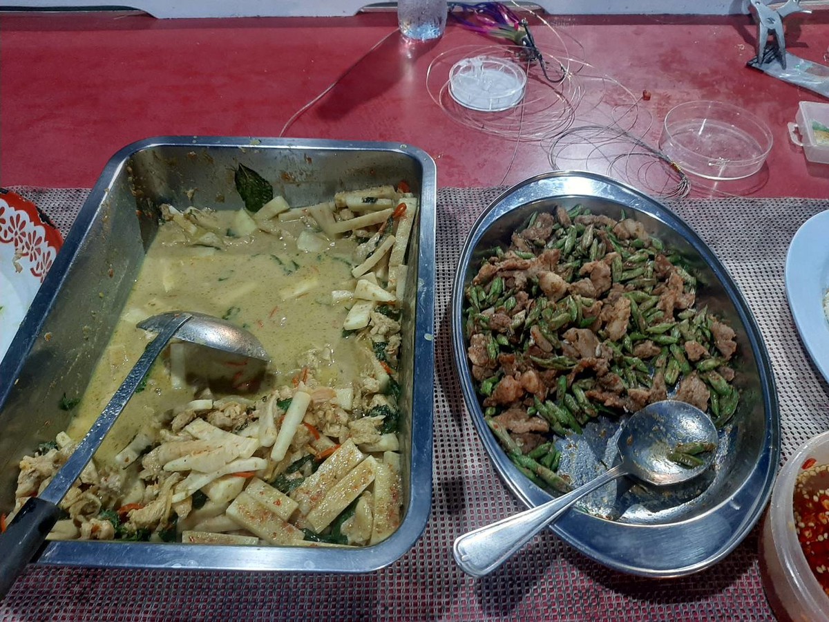 อยุ่ทะเลยังได้กินอาหารสุดยอดมะพร้าวอ่อนครับอร่อยสุดๆครับ :ohh: :ohh: