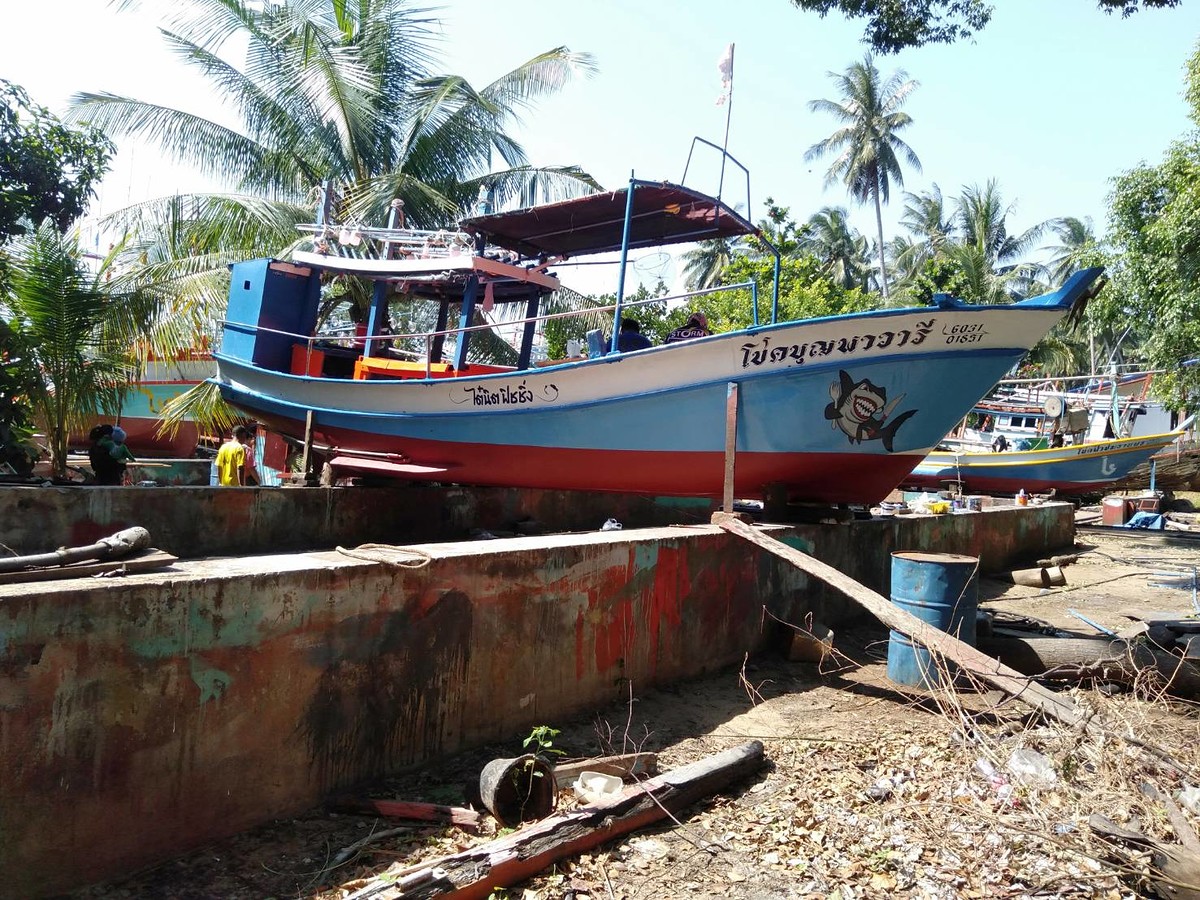 เอาเรือขึ้นคานปรับปรุงครับ เรือผมมีห้องน้ำนะครับเพื่อความสะดวกเรือเล็กแต่ก็จะพยามยามให้มีให้ครบครับก