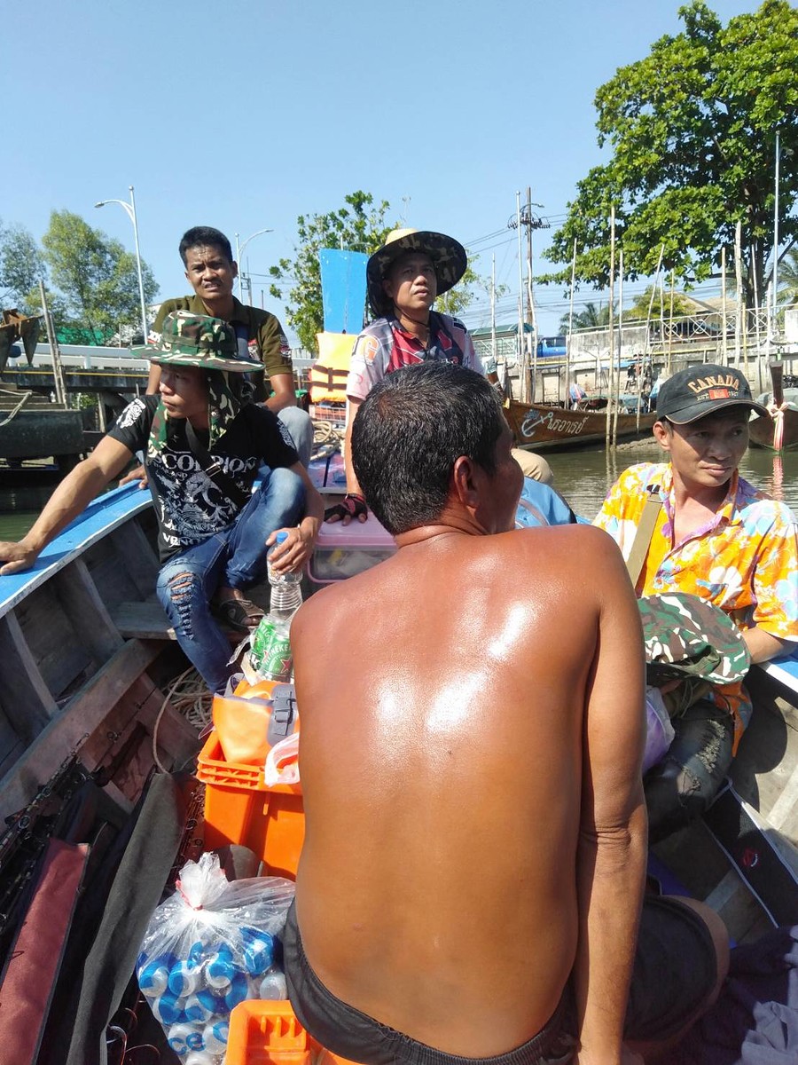 ต้องลงเรือเล็กเพื่อไปขึ้นเรือใหญ่