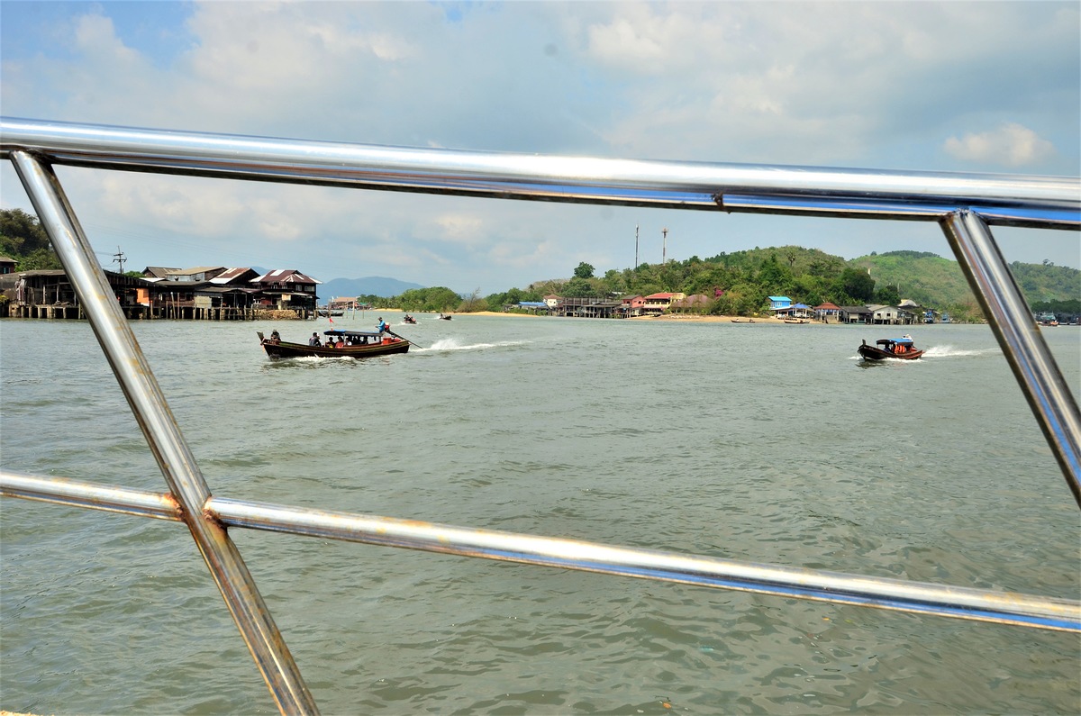 วิถีชาวเล ของที่นี่ใช้แม่น้ำในการสัญจร "เรือหางยาว" หรือที่นี่เรียกว่า เรือหัวโทง เป็นรถยนต์ทางทะเลข