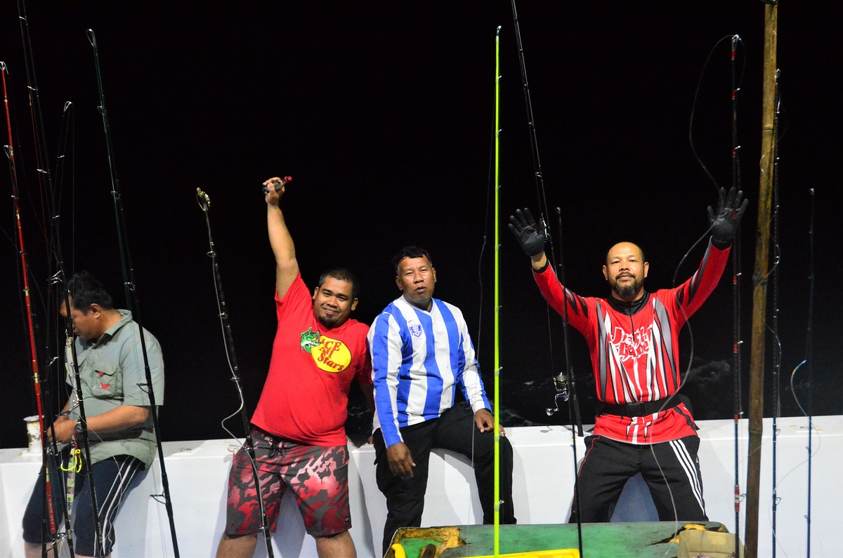 บรรยากาศท้ายเรือยังไหวกันทุกคนครับถึงแม้จะห่างหายจากการตกปลาไปนานแล้วสำหรับบางท่านครับ :laughing: :l