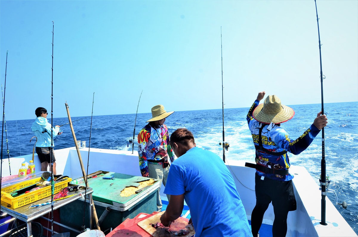 ท้ายเรือเตรียมทำหน้าที่ปล่อยสาย Trolling เพื่อไม่ให้ขาดช่วงแห่งเกมการตกปลา :grin: :grin: