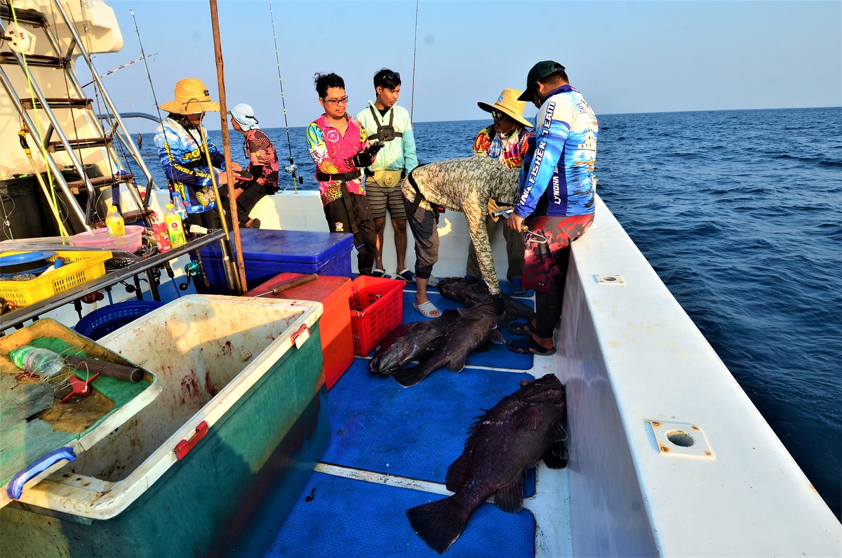 ท้ายเรือยังอลหม่านเบา ๆ กันอยู่ครับ :grin: