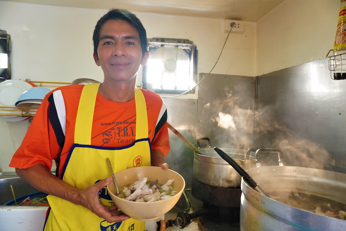 เจ๊ไก่ก็กำลังปรุงอาหารสำหรับพวกเรา เมนูเกาเหลาเก๋าถ่านทะเลแสนอร่อย :smile: :smile: