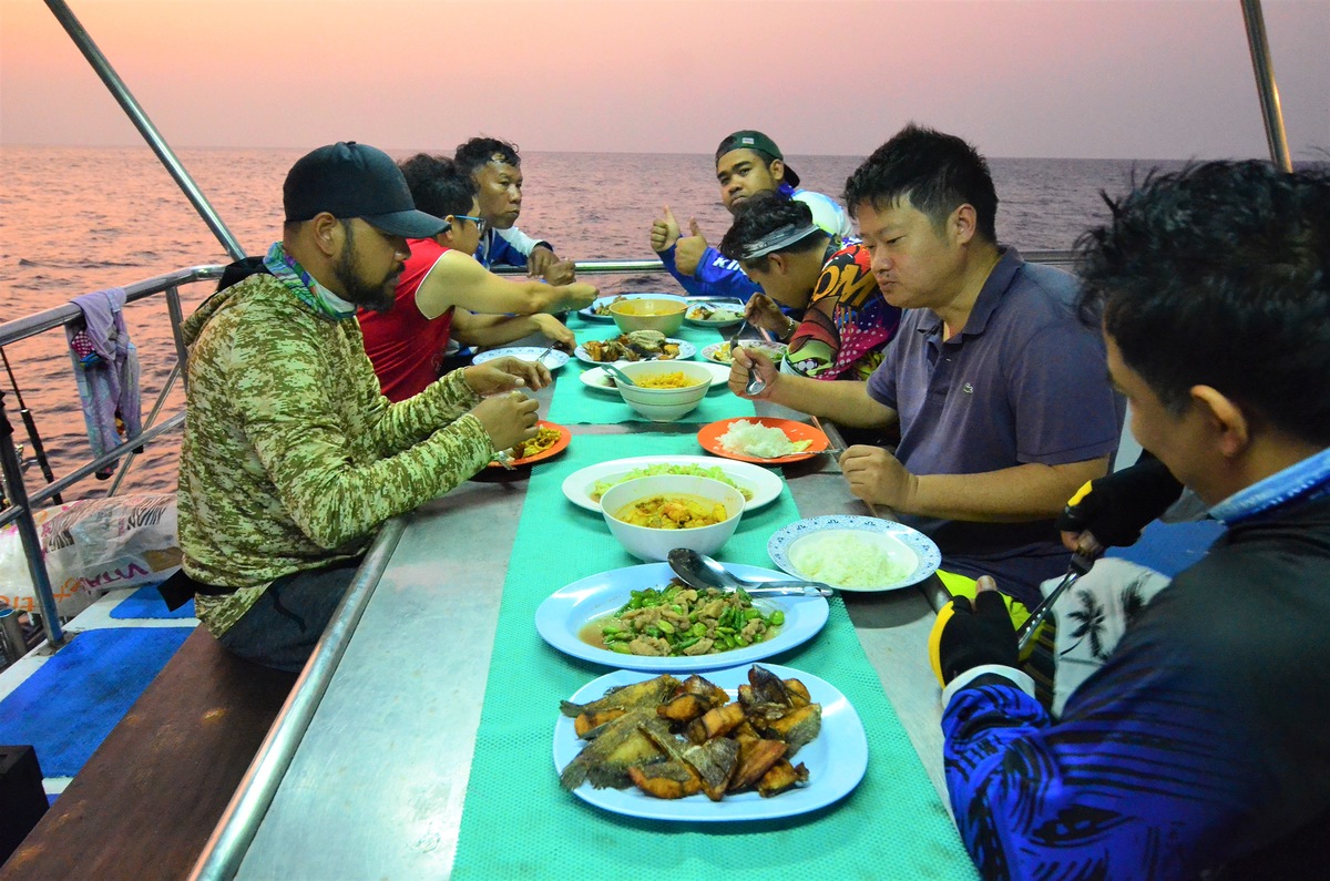 ส่วนด้านบนชั้นสองของเรือก็แบ่งคนไปรับประทานอาหารมื้อเย็นของวันนี้กันก่อนครับ :smile: