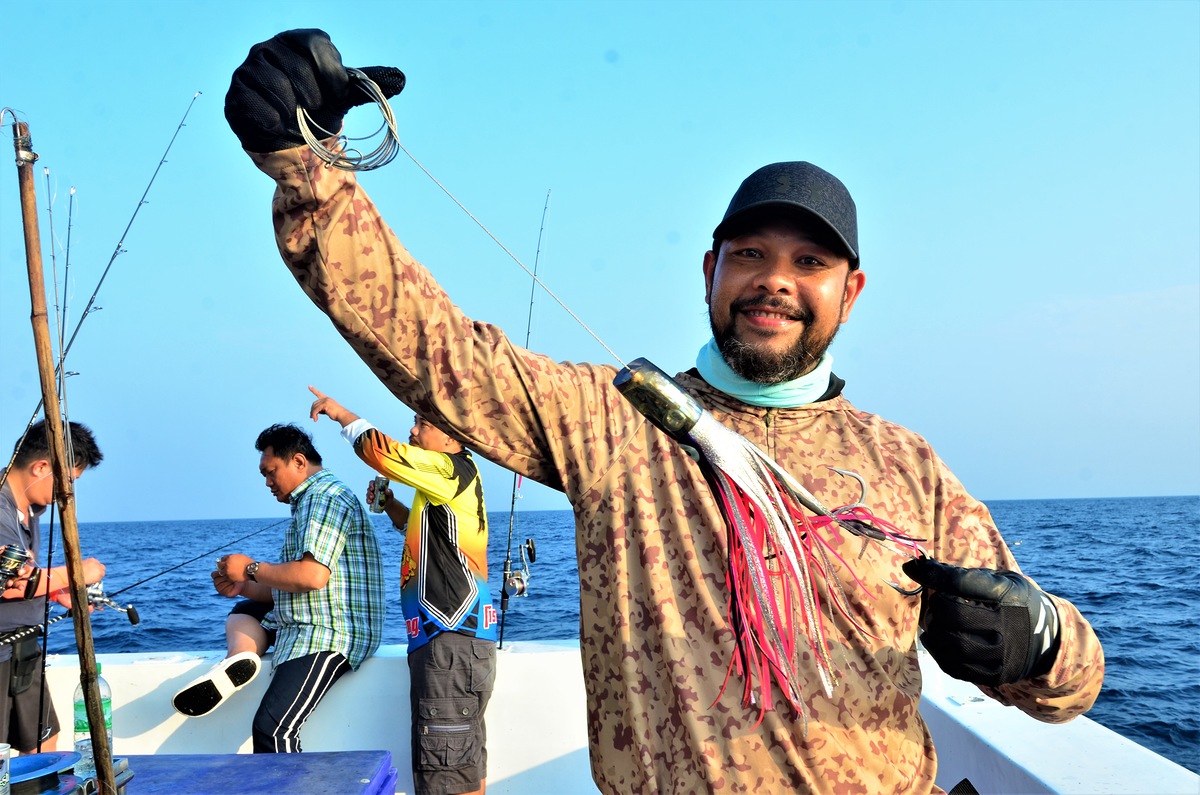 ของเล่นสาย Trolling ที่ท้ายเรือครับ บังพลจัดมาล่อกระโทงแทงครับ......ดีนะไม่มีตัวถ้ามีตัวขึ้นมาละฮื่อ