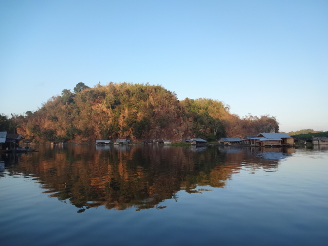  [b]วิวที่เรือวิงผ่านครับจัดมาให้ชมกันครับ[/b] :cheer: