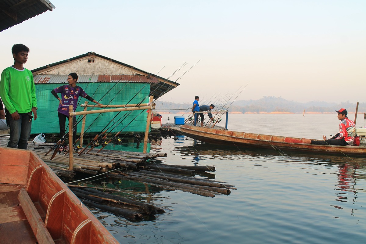 เนื่องด้วยทริปนี้มีพรรคพวกมือหน้าดินมาตกด้วยจึงดิ่งเรือแวะทักทายกันบ้างว่าปลากากินเหยื่อบ้างไหมสรุปค