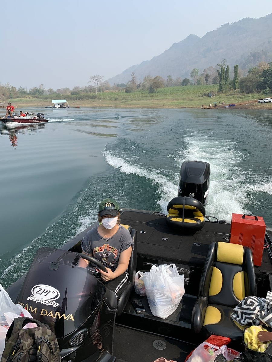 เมื่อมาถึงจุดลงเรือเราก็จัดเตรียมสัมภาระที่จะใช้ในแพกัน...