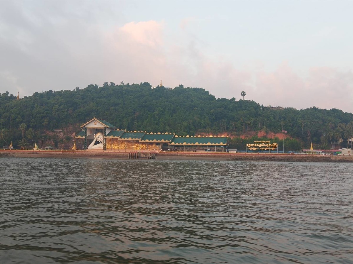 เช้านี้เรือขับผ่านวัดพระนอนองค์ใหญ่ ที่ตั้งอยู่บนเกาะฝั่งตรงข้ามท่าเรือ