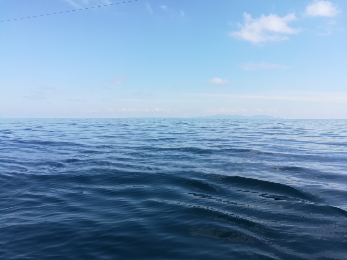 นั่งเรือกันมาสักพัก สังเกตุเห็นได้ชัดเจนว่าสีน้ำทะเลที่เปลี่ยนไปบ่งบอกถึงความลึกของท้องทะเล  :love: