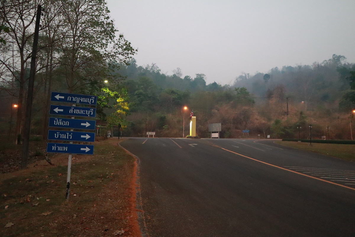  [center][b]ถึงที่นัดหมาย รอเพื่อนร่วมทริป