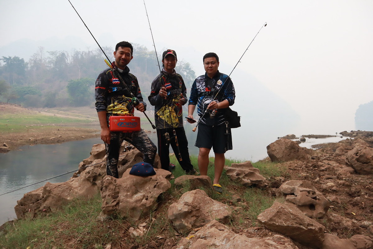  [center][b]หมดเวลาสนุกแล้วครับ ถ่ายภาพร่วมกันเป้นที่ระทึก  สนุกมากครับ ปลากัดเรื่อยครับๆ อากาศก็ดีค