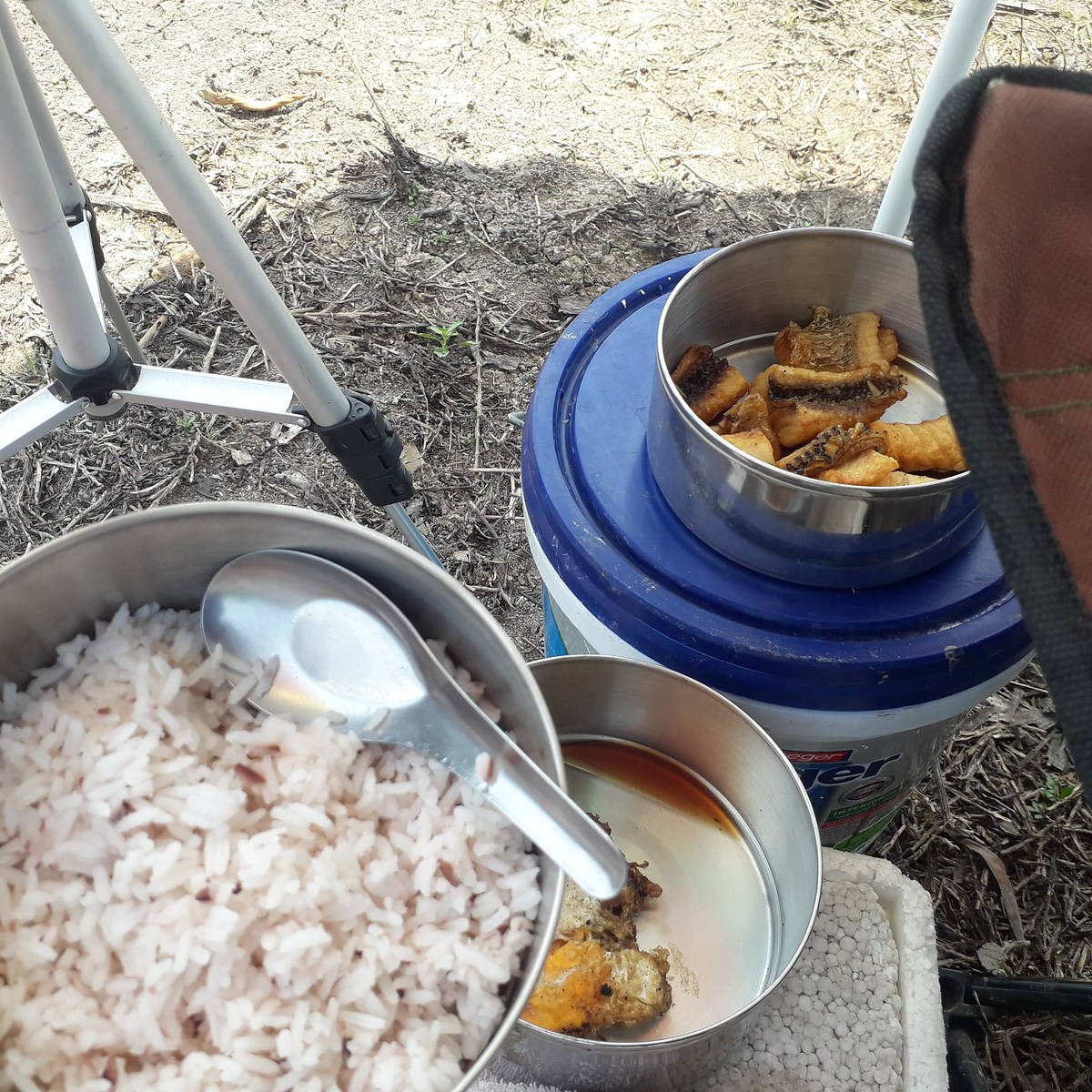ข้าวก็เช่นกันครับ เตรียมมาจากบ้าน  

ปลาทอด กับ ไข่ดาว ครับ อิอิ..  :laughing: :laughing: