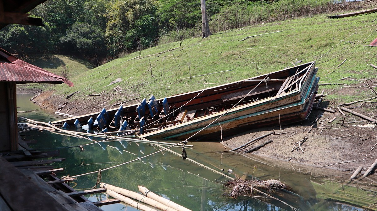  [center][b]สภาพเรือรับส่งโดยสารขนาดใหญ่ พุพังไปตามกาลเวลา
 :love: :love: :love: :love: :love: :lov