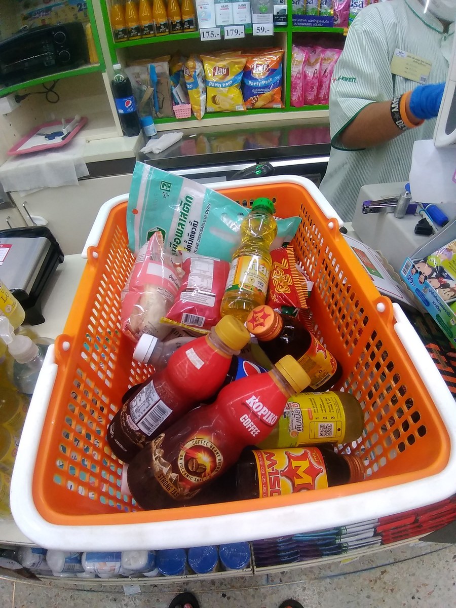 ถึงบางทราย ก่อนลงเรือก็ซื้อน้ำ ของกินเล็กๆน้อยๆ (ย้ำ เล็กๆน้อยๆ)